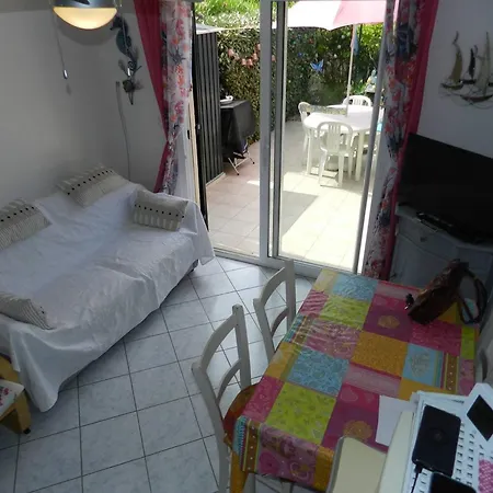 Apartment Le Lavandou, 3 Pieces, 4 Personnes - Fr-1-251-622